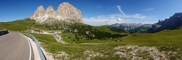 Strada pittoresca e punto di riferimento nel Passo del Sella, Dolomiti — Foto Stock