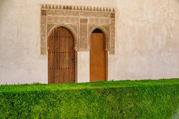 Marcos de puertas decoradas con formas geométricas, la Alhambra —  Fotos de Stock