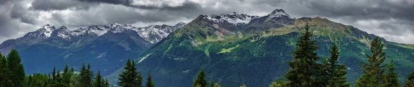 Ultra wide panorama of top of mountains in Italian Alps — Stock Photo, Image