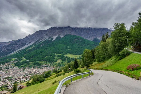 Bormio città, Dolomiti, strada di montagna, tempesta in arrivo — Foto Stock