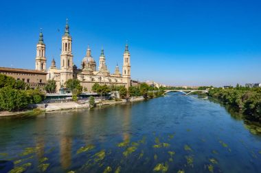 El Pilar Bazilikası'nın ve Ebro Nehri'nin, geniş açı