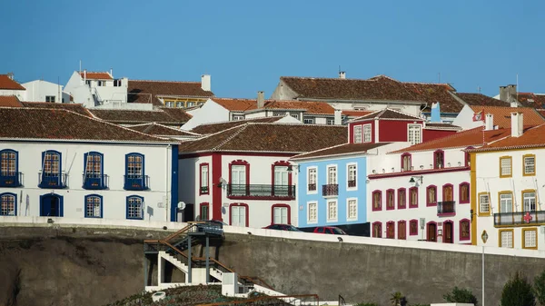 Красочный, яркий вид на дома в порту, Angra do Heroismo — стоковое фото