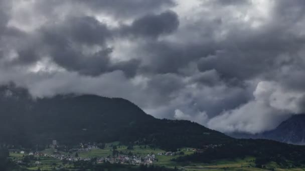 Шторм и дождь над горным городом — стоковое видео