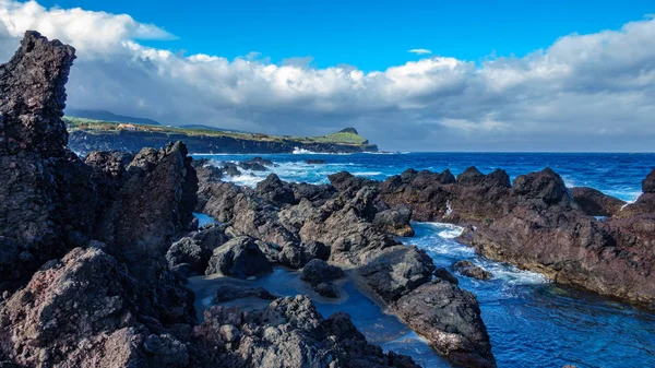 Biscoitos y rocas volcánicas en Terceira, azores en gran angular — Foto de Stock