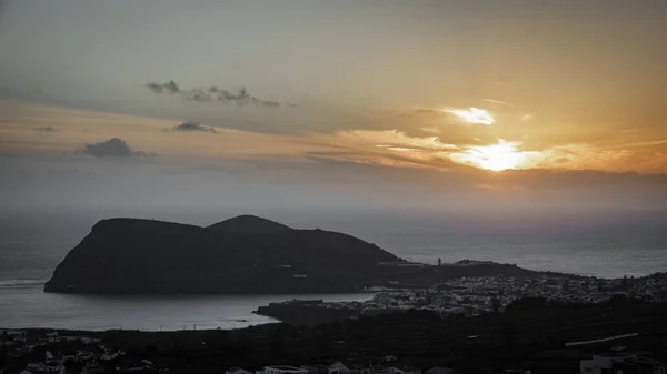 Matahari terbenam di atas Angra do Heromismo dan gunung Brazil — Stok Foto