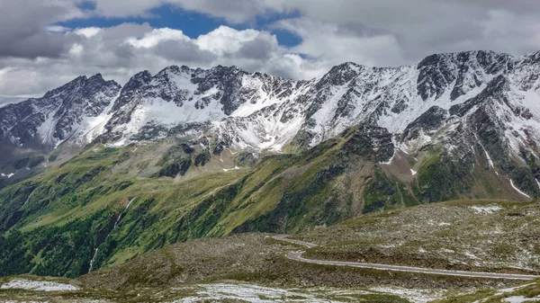 Gavia pass weergave in juli met gesneeuwde bergen — Stockfoto