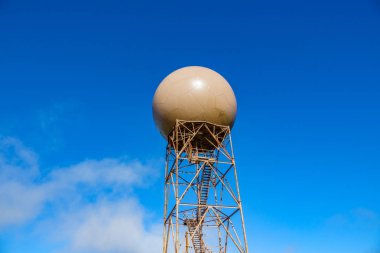 Balon radar üzerinde mavi gökyüzü