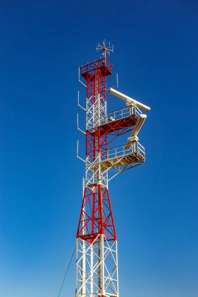 Torre de comunicação contra o céu azul — Fotografia de Stock