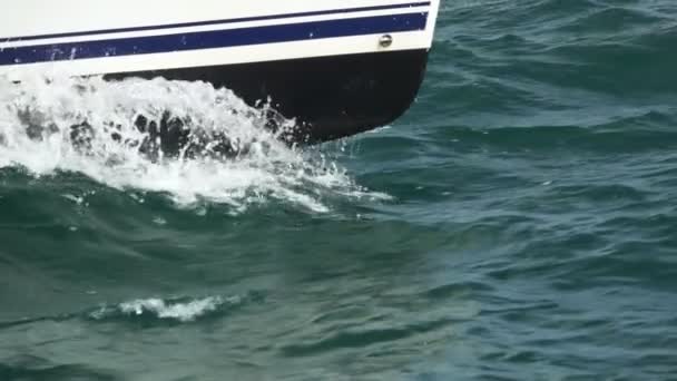 Zeilboot prow zeilen close-up in super slow motion — Stockvideo