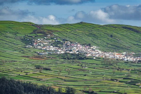 Pola z domów na wyspie Terceira Azory — Zdjęcie stockowe