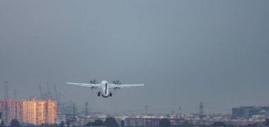 pervaneli uçağı kalkıyor