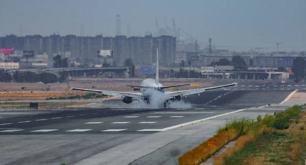 Moderne commerciële jet landing in de luchthaven — Stockfoto