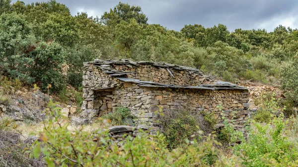 Oude verwoeste watermolen — Stockfoto