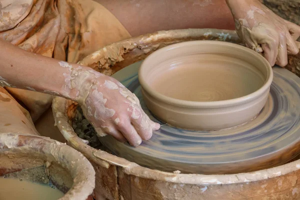 Mani che lavorano sulla ruota della ceramica — Foto Stock