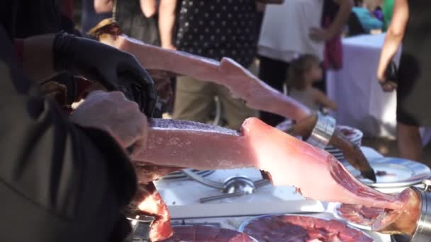 Professioneel snijden serrano ham been in slow motion — Stockvideo