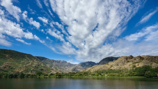 Sanabria lake edge — Stockfoto