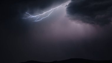 Gökyüzüne yıldırım düştü.