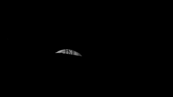 Volle maan stijgt boven moderne windmolens, zwart-wit — Stockvideo