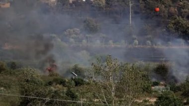 İçinde belgili tanımlık vahşi ateş su atma helikopter loopable görünümünü