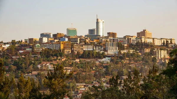 Kigali centro con edificios modernos y cabañas —  Fotos de Stock