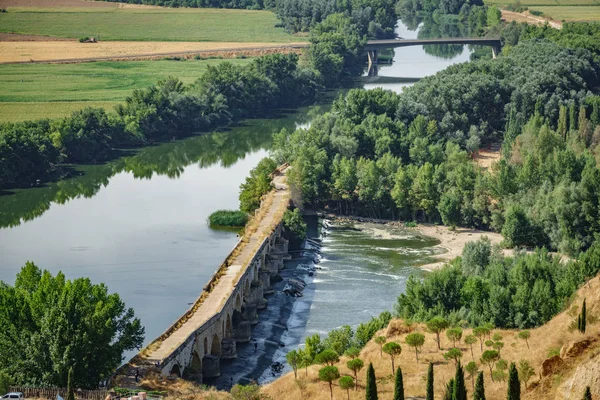 Tordesillas Duero Nehri Köprüsü antika — Stok fotoğraf