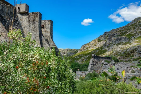 Gebroken dam met één persoon voor verwijzing — Stockfoto