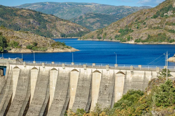 mavi parlak su ile baraj