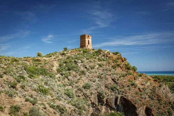Torre de pedra antiga sobre colina — Fotografia de Stock
