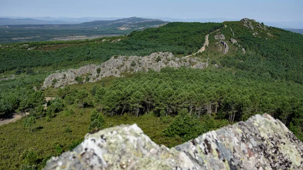 Dağ doruklarına kayalar ve firebreaks