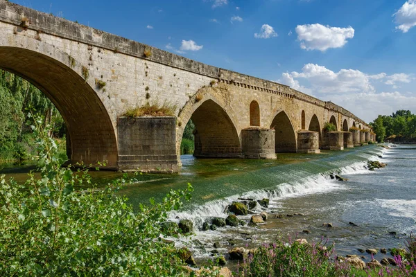 Blick auf Tordesillas antike Brücke über den Fluss Duero — Stockfoto