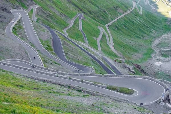 Widok z serpentyn drogi Stelvio Pass z góry. — Zdjęcie stockowe