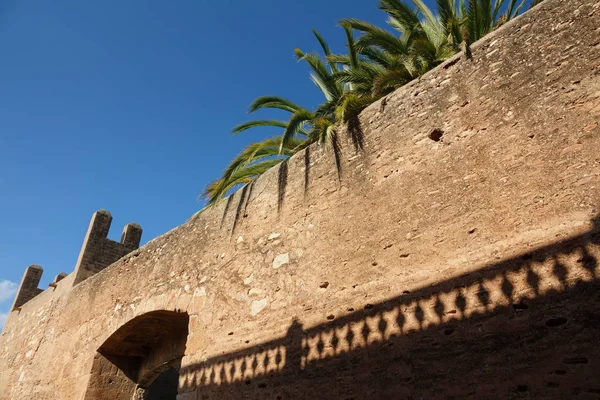 Perspektive von Stadtmauern und Schatten — Stockfoto