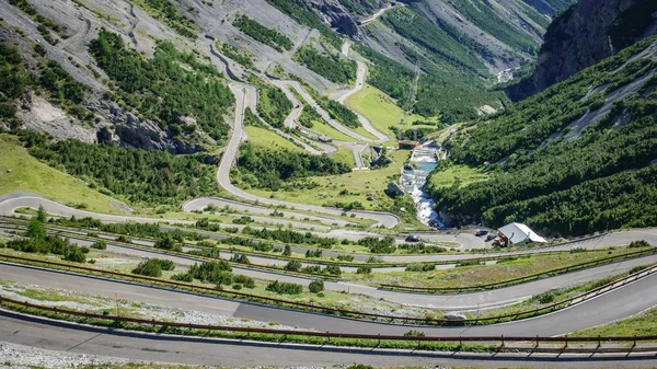 Widok z serpentyn drogi, Stelvio Pass z Bormio — Zdjęcie stockowe