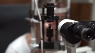 Oftalmoloji makine kamera kayar bir kişi göz kontrol etmek için