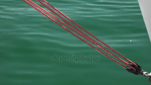 Zeilboot touw tegen zee — Stockvideo