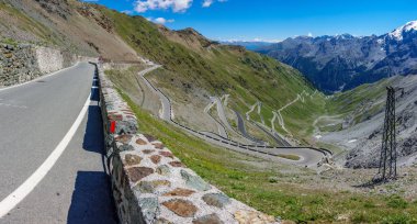 Yılan gibi yol inşaatı Stelvio geçidi yukarıdan görünüm.