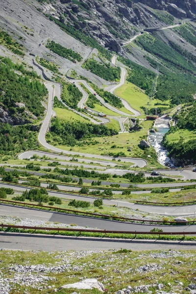 Widok z serpentyn drogi, Stelvio Pass z Bormio — Zdjęcie stockowe