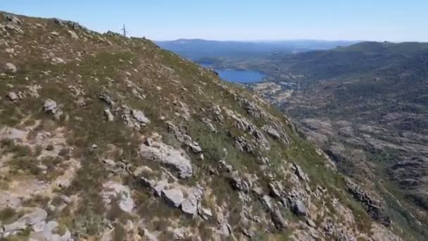 Vliegen naar Sanabria Lake — Stockvideo