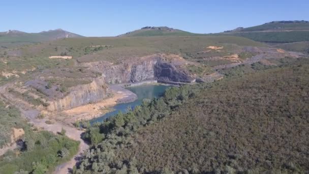 Mina de pizarra abandonada en la naturaleza con agua — Vídeo de stock