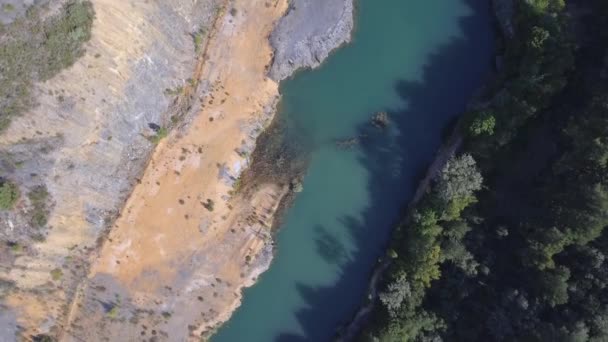 Miniera di ardesia abbandonata con pozzo d'acqua, vista dall'alto — Video Stock