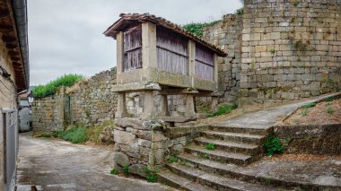 Horreo, tipik İspanyol tahıl ambarı vintage sokak