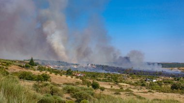 Küçük köyü yakınlarında ateş