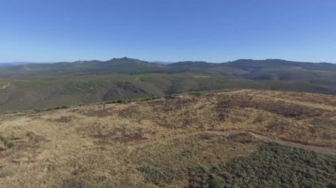 Dağ karşı yanmış alanının havadan görünümü