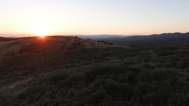 Létání na západ slunce nad pohoří — Stock video