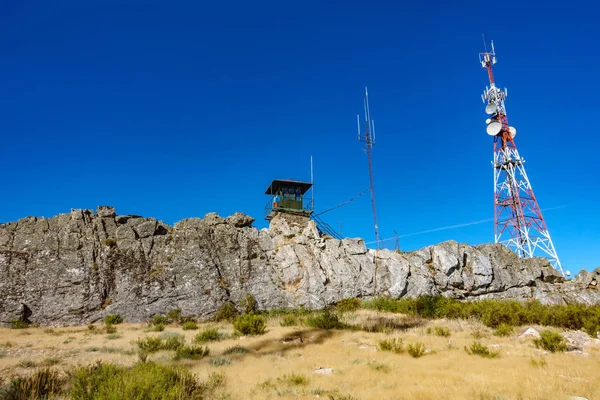 Cabana de observação de fogo e torre de comunicação sobre as rochas — Fotografia de Stock