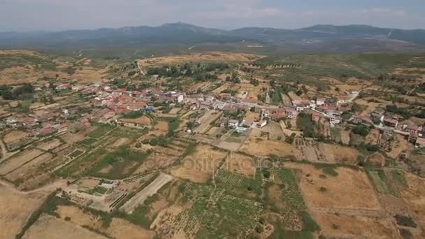 Наближення до маленького села з горами на задньому плані — стокове відео