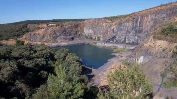 Mine d'ardoise abandonnée avec de l'eau 