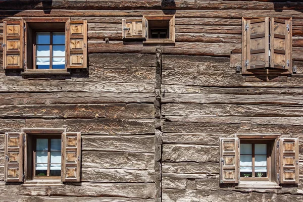 Dřevostavby a dřevěné okenice — Stock fotografie