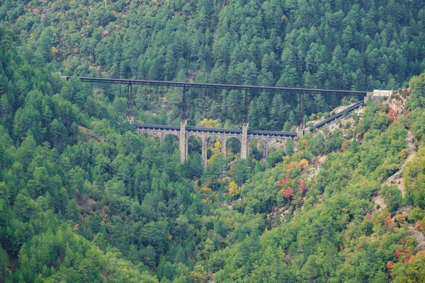 Viaduto no vale, outono — Fotografia de Stock