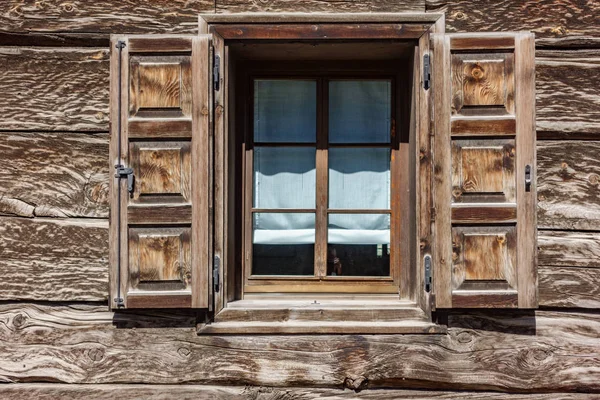 Wooden house and window detail — Stock Photo, Image